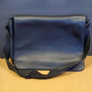 Hugo Boss mens Messenger Bag in black leather NEW